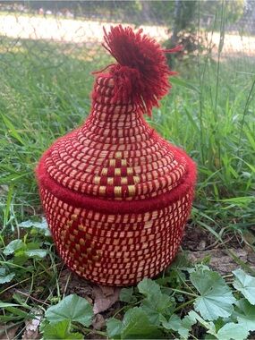 NEW Handwoven red Decorative Storage Basket with Lid